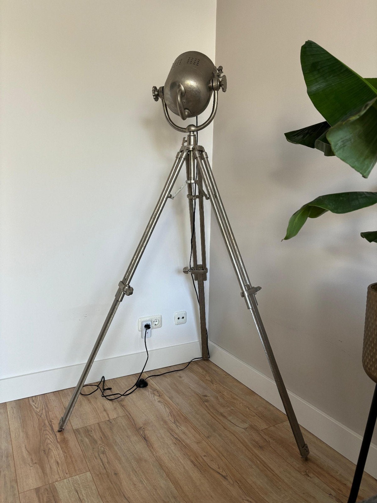 Staande lamp/Industriële Gietijzeren Driepoot - Nieuw, Ophalen, 100 tot 150 cm, Zo goed als nieuw, Metaal
