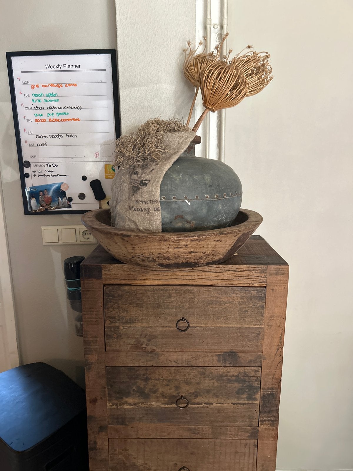Decoratieve set: Indische waterkruik, houten bak & droogbloe, Ophalen, Hout, Meerkleurig, Landelijk