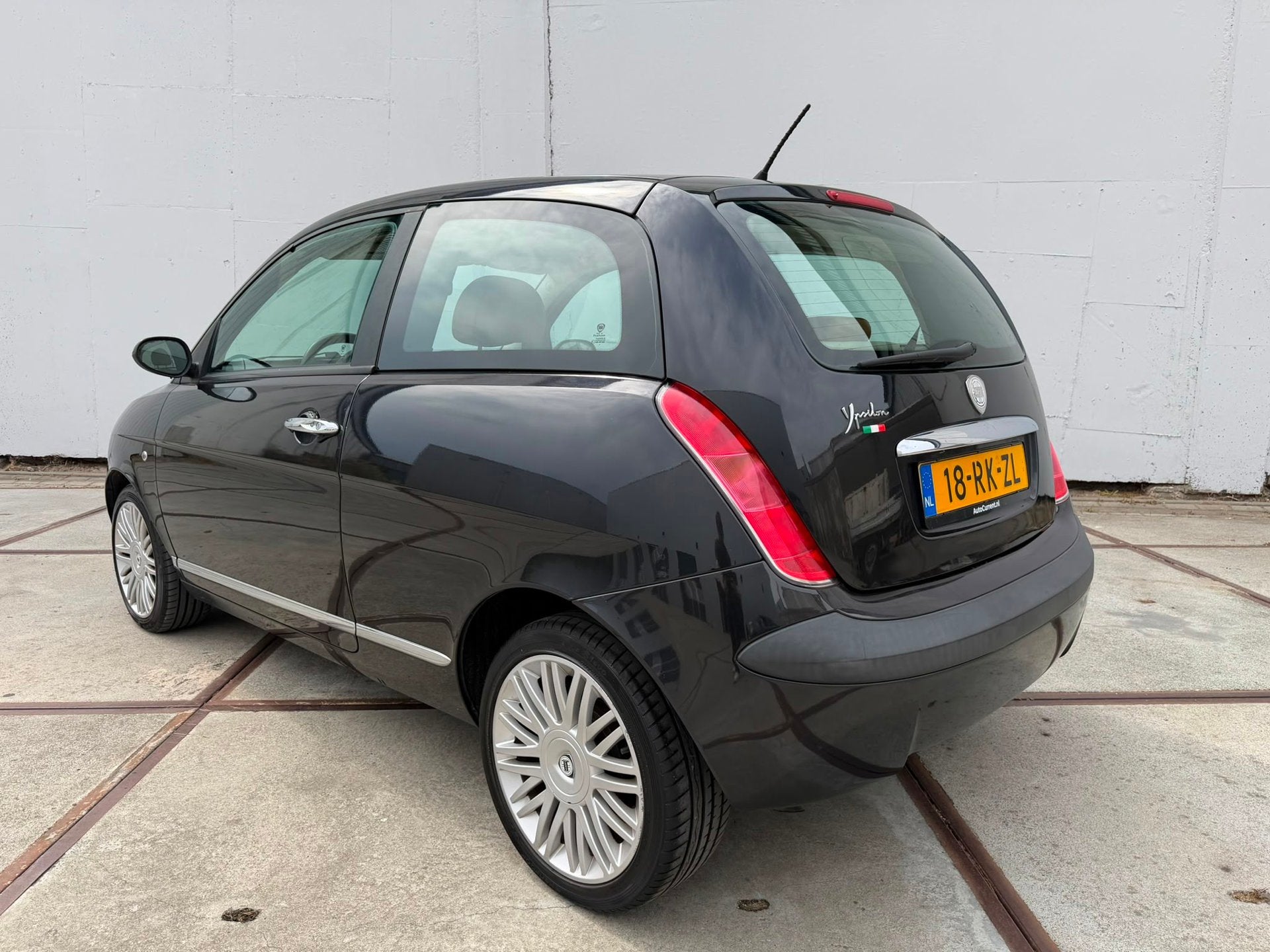 Lancia Ypsilon 1.4-16V Platino Leder - clima - lm velgen - i, Auto's, Voorwielaandrijving, 15 km/l, 400 kg, Zwart