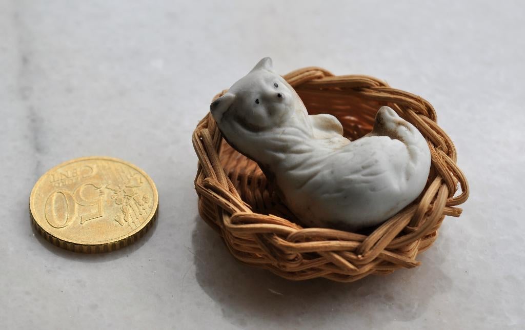Vintage KLEIN Beeldje Poes Kat Kitten in Mand 5 cm, Ophalen of Verzenden, Gebruikt, Hond of Kat, Beeldje of Figuurtje