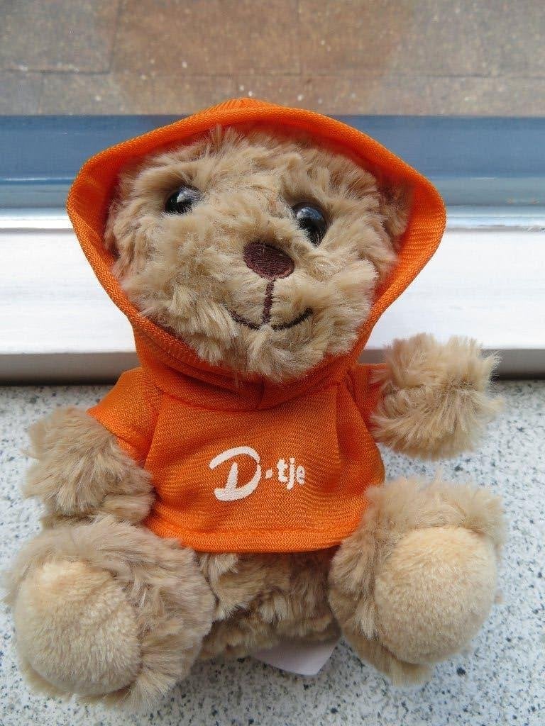 Beer met oranje hoodie D-tje het reislustige beertje, Verzamelen, Beren en Cherished Teddies, Ophalen of Verzenden, Zo goed als nieuw