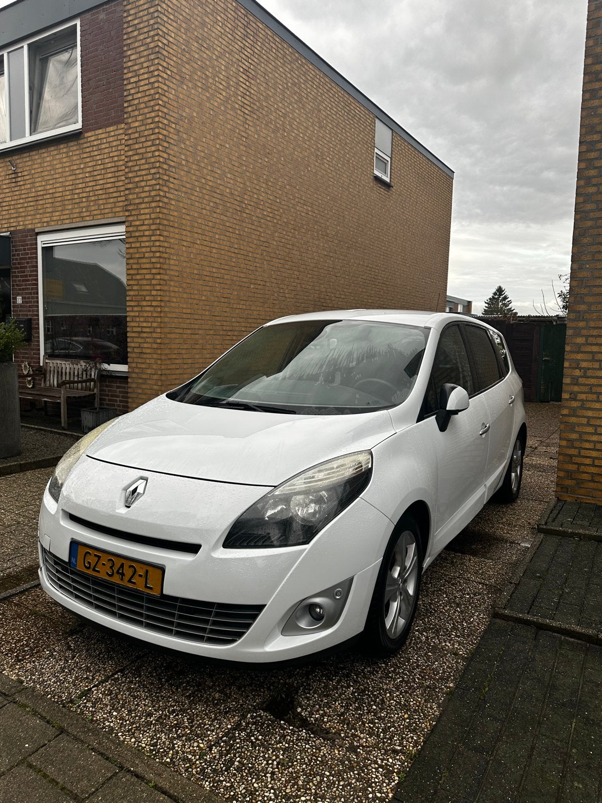 Renault Grand Scenic 2.0 16V 103KW CVT 7P 2010 Wit, Auto's, 4 cilinders, 7 stoelen, Wit, 75 €/maand