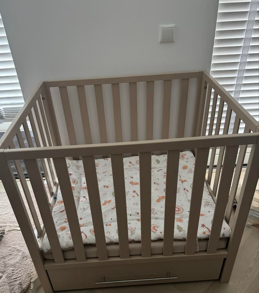Mooie box incl. matras en boxkleed - Zo goed als nieuw, Kinderen en Baby's, Boxen, Ophalen, Zo goed als nieuw, Vierkant, Boxkleed