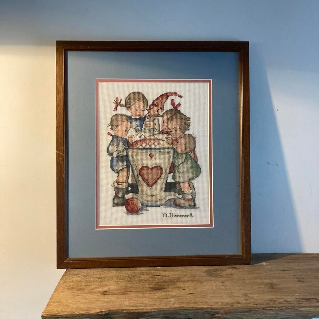 Ingelijst borduurwerk MJ Hummel 46x40 cm, Ophalen of Verzenden, Gebruikt, Handborduren, Overige typen