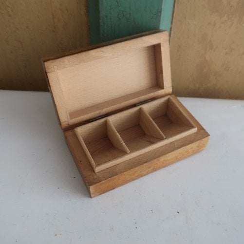 Kistje postzegels hout origineel 10 x 5,5 x 3,5 cm, Ophalen of Verzenden, Overige typen