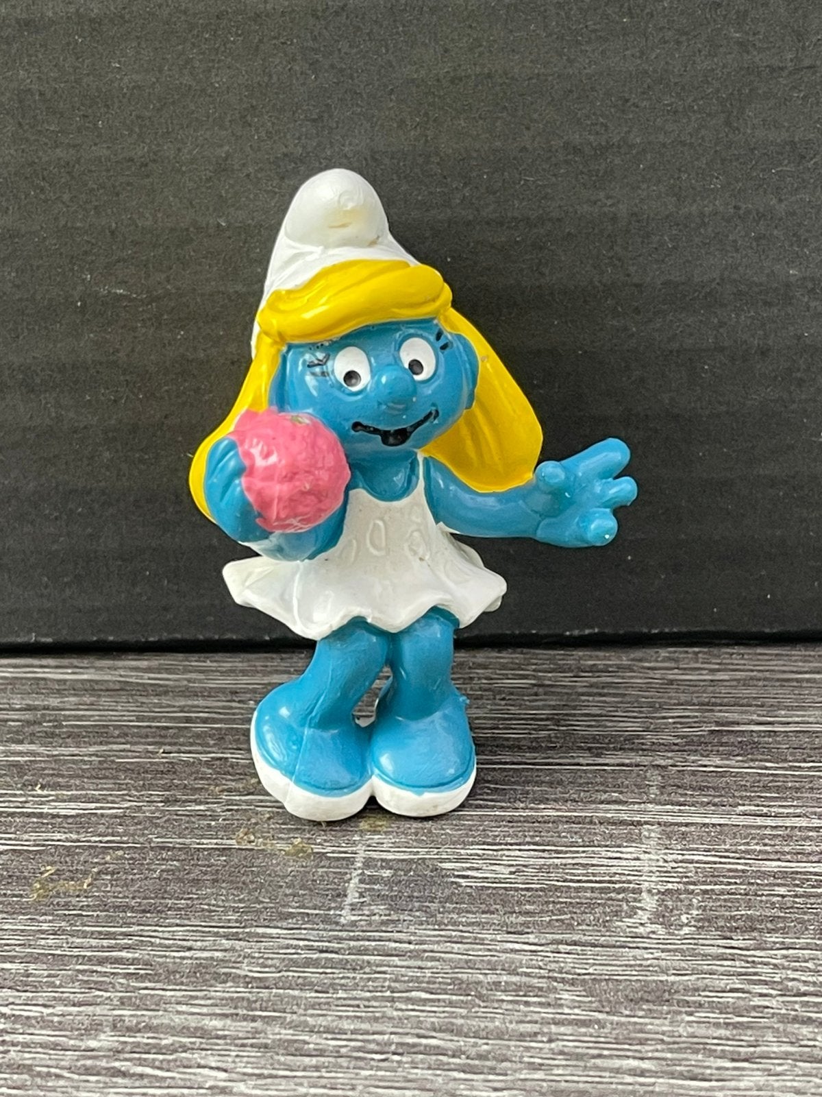 Smurfin Figuurtje - Schleich Smurf met Bal, Ophalen of Verzenden, Gebruikt, Smurfin, Poppetje, Figuurtje of Knuffel