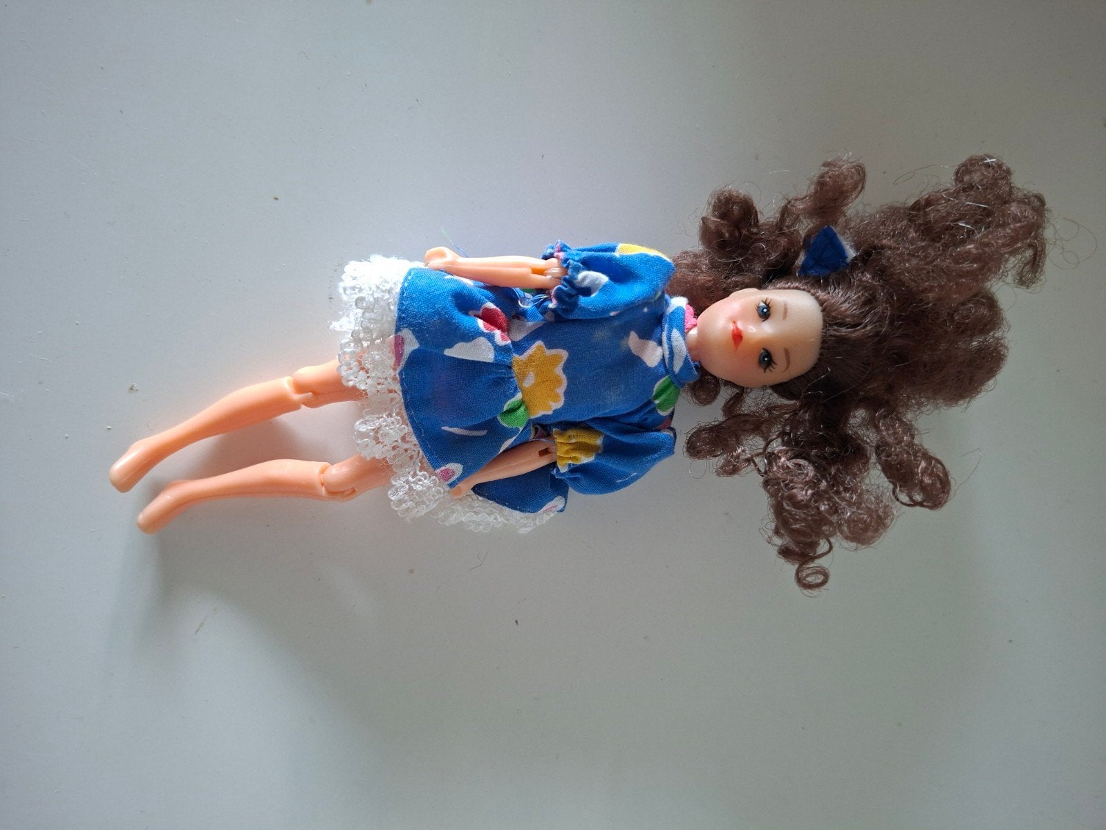 Vintage pop met blauwe jurk en krullend haar, Ophalen of Verzenden, Gebruikt, Overige typen