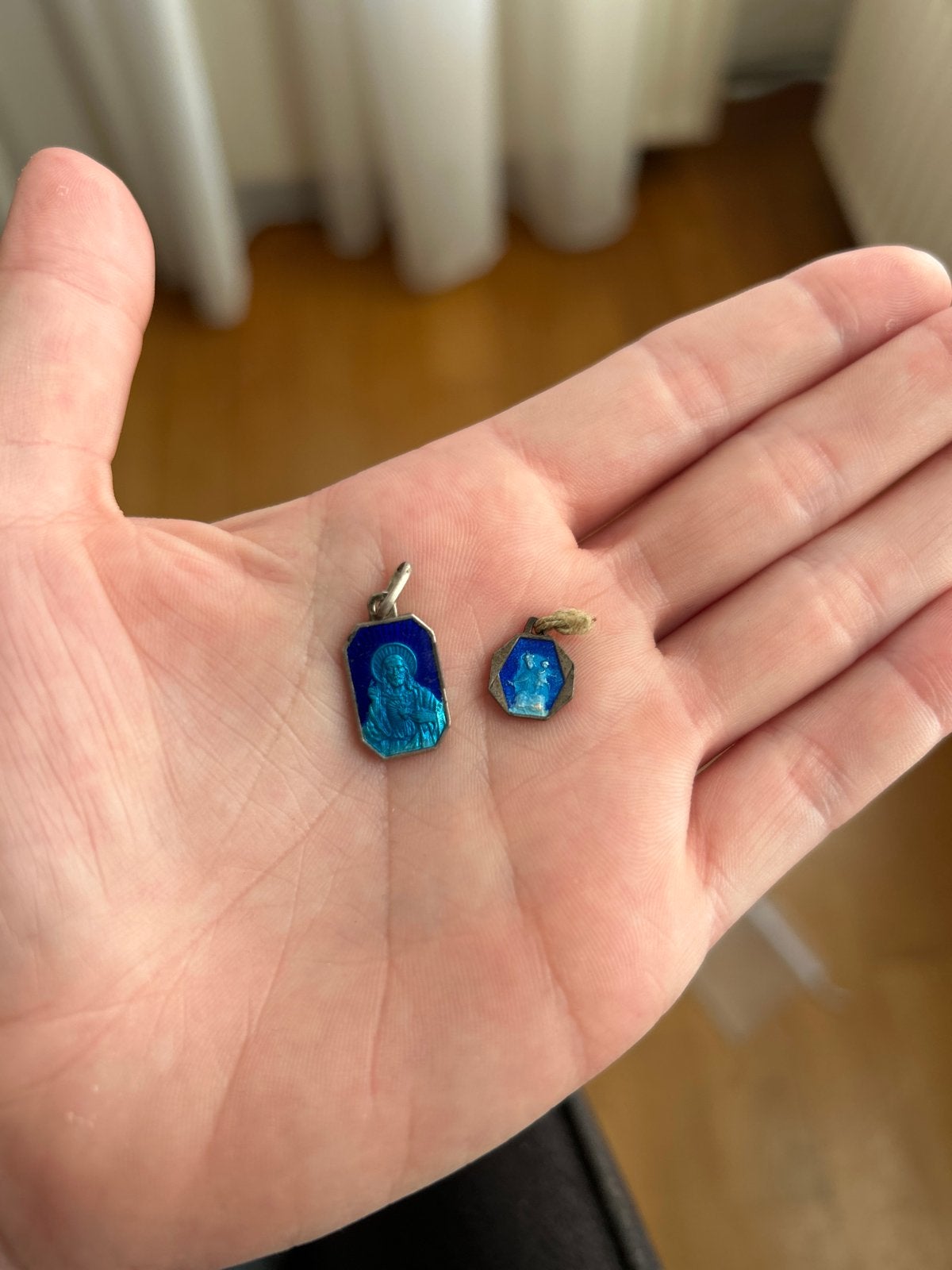 Vintage religieuze medailles, blauw emaille, Ophalen of Verzenden