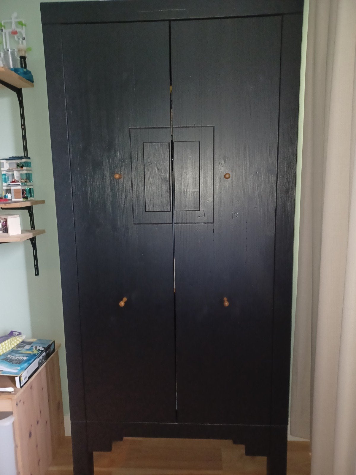 Zwarte houten kledingkast, Ophalen, Met deur(en), Gebruikt, 50 tot 100 cm