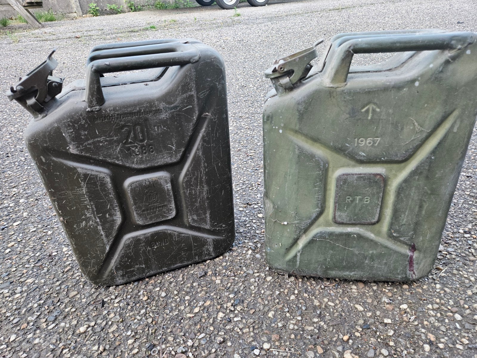 2x ijzeren jerrycan 20L, Ophalen