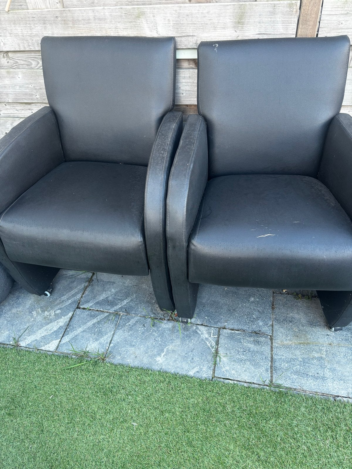 Gratis: Twee fauteuils (zwart en crème), Huis en Inrichting, Ophalen, Gebruikt, Kunststof, 75 tot 100 cm