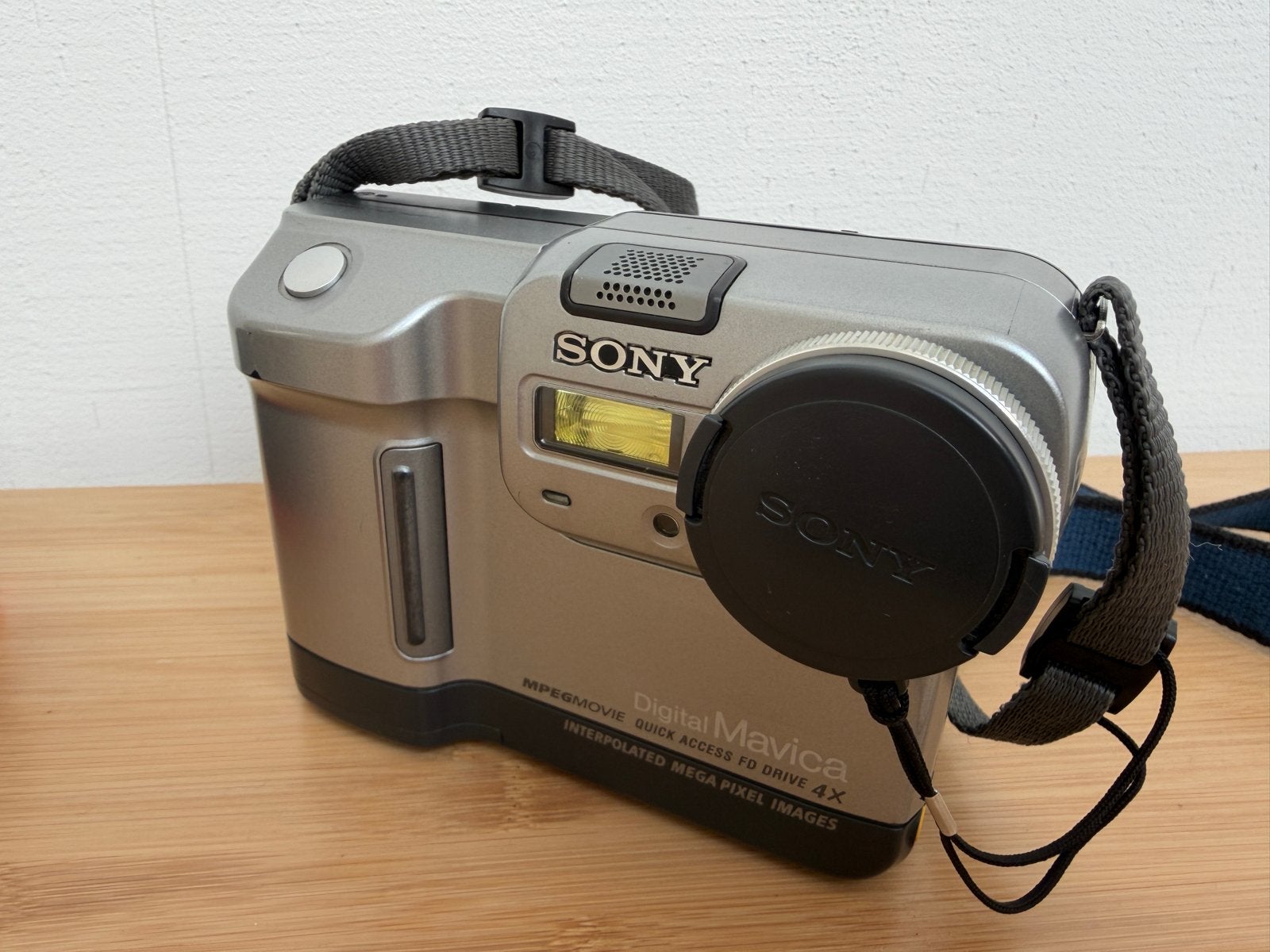Sony Mavica FD83, Audio, Tv en Foto, Fotocamera's Digitaal, Ingebouwde flitser, Gebruikt, Overige typen, Ophalen of Verzenden