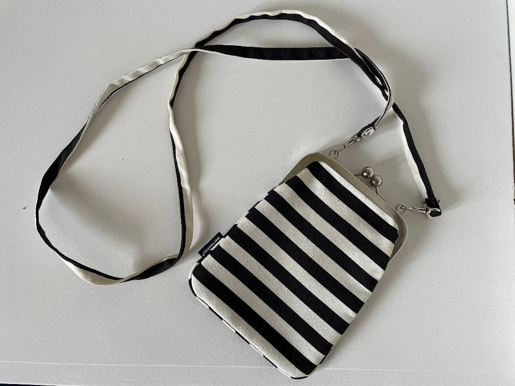 Marimekko schoudertasje zwart-wit met beugelsluiting, Sieraden, Tassen en Uiterlijk, Ophalen of Verzenden, Gebruikt, Wit, Schoudertasje