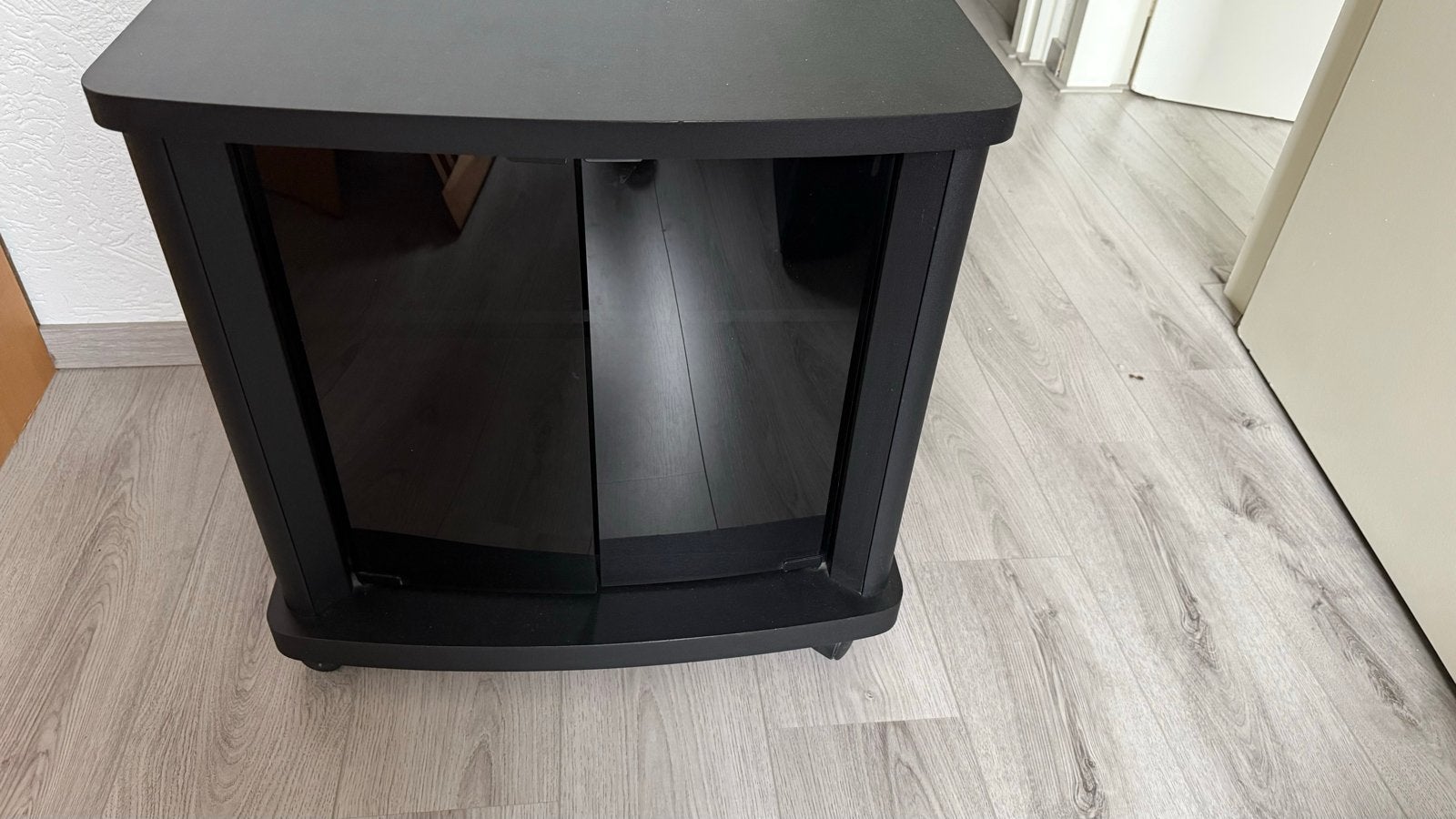 Compact zwart tv-kastje met glazen deurtjes (60x60x46cm), Ophalen, Gebruikt, 50 tot 100 cm, Glas