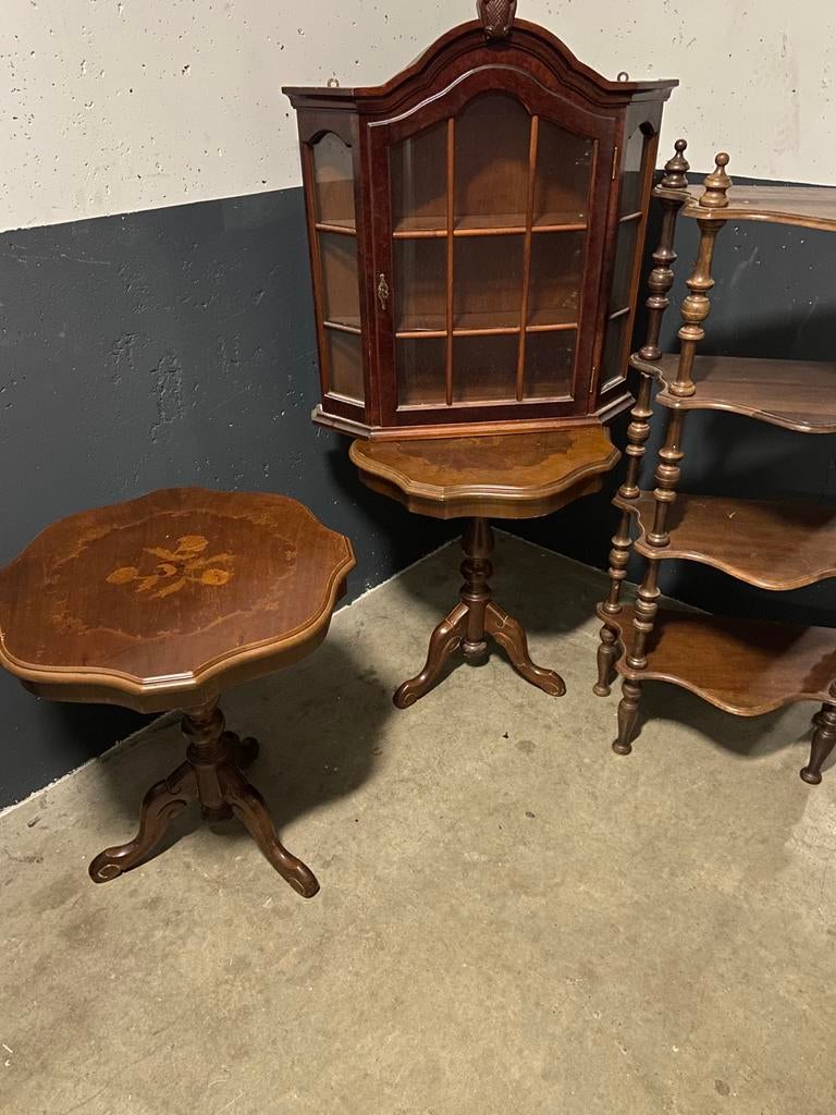 Set van 4 Antieke Houten Meubels: Vitrinekast, Bijzettafel,, Ophalen