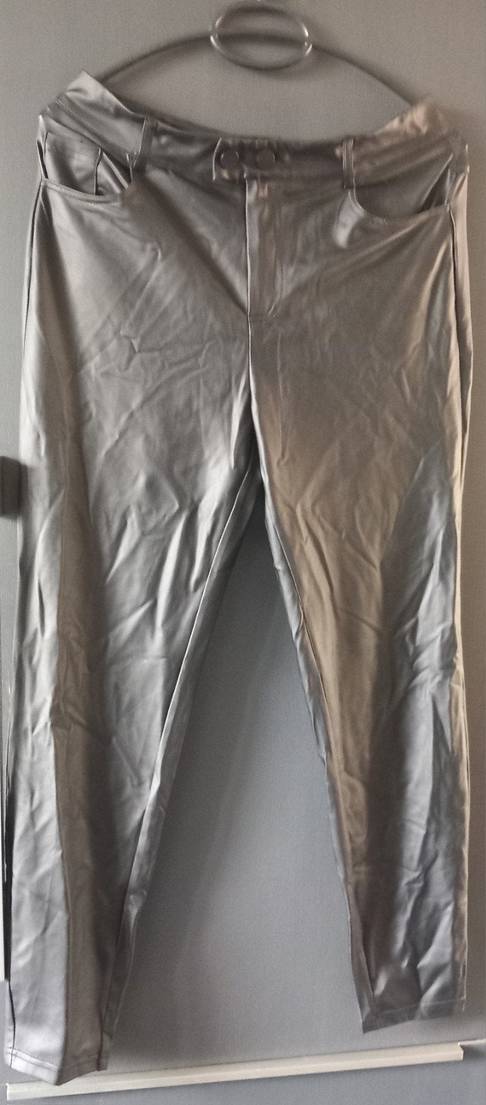 Latex look zwarte broek maat M. Maar kan ook met L (stretch), Kleding | Dames, Maat 38/40 (M), Zwart, Ophalen of Verzenden, Zo goed als nieuw