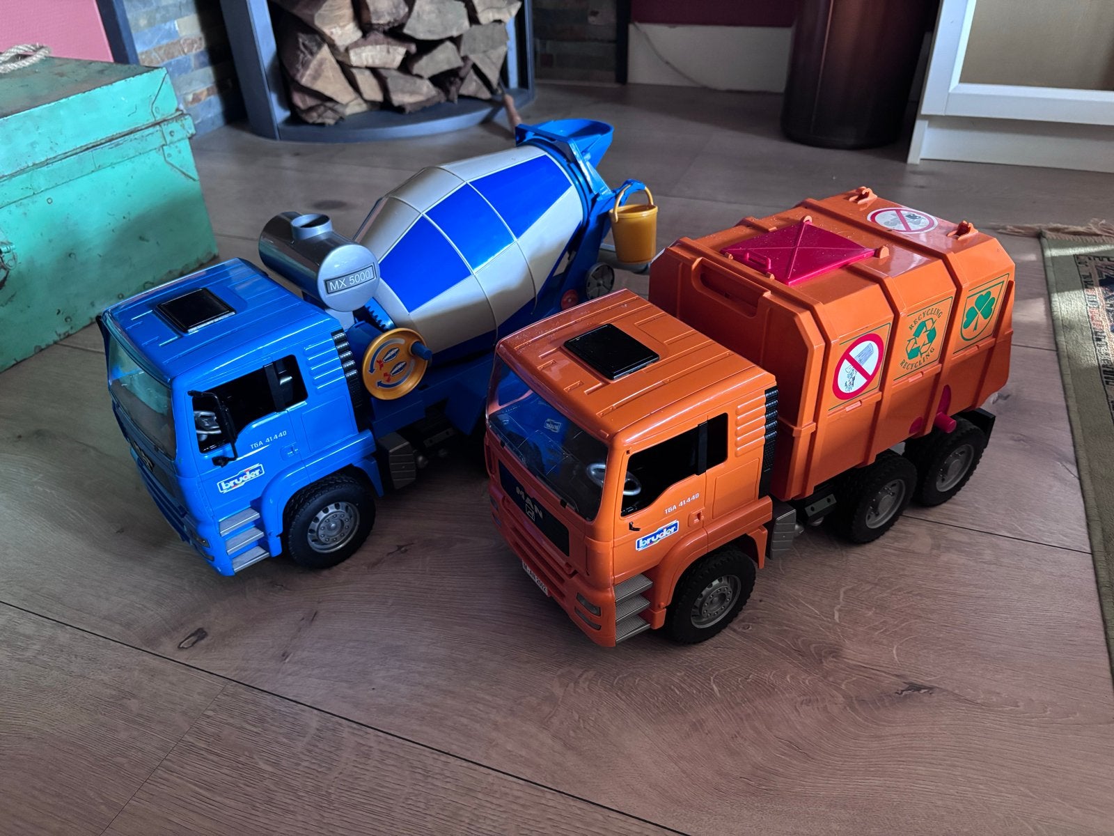 2 Bruder wagens: betonmixer en vuilniswagen, Kinderen en Baby's, Speelgoed | Speelgoedvoertuigen, Ophalen, Gebruikt