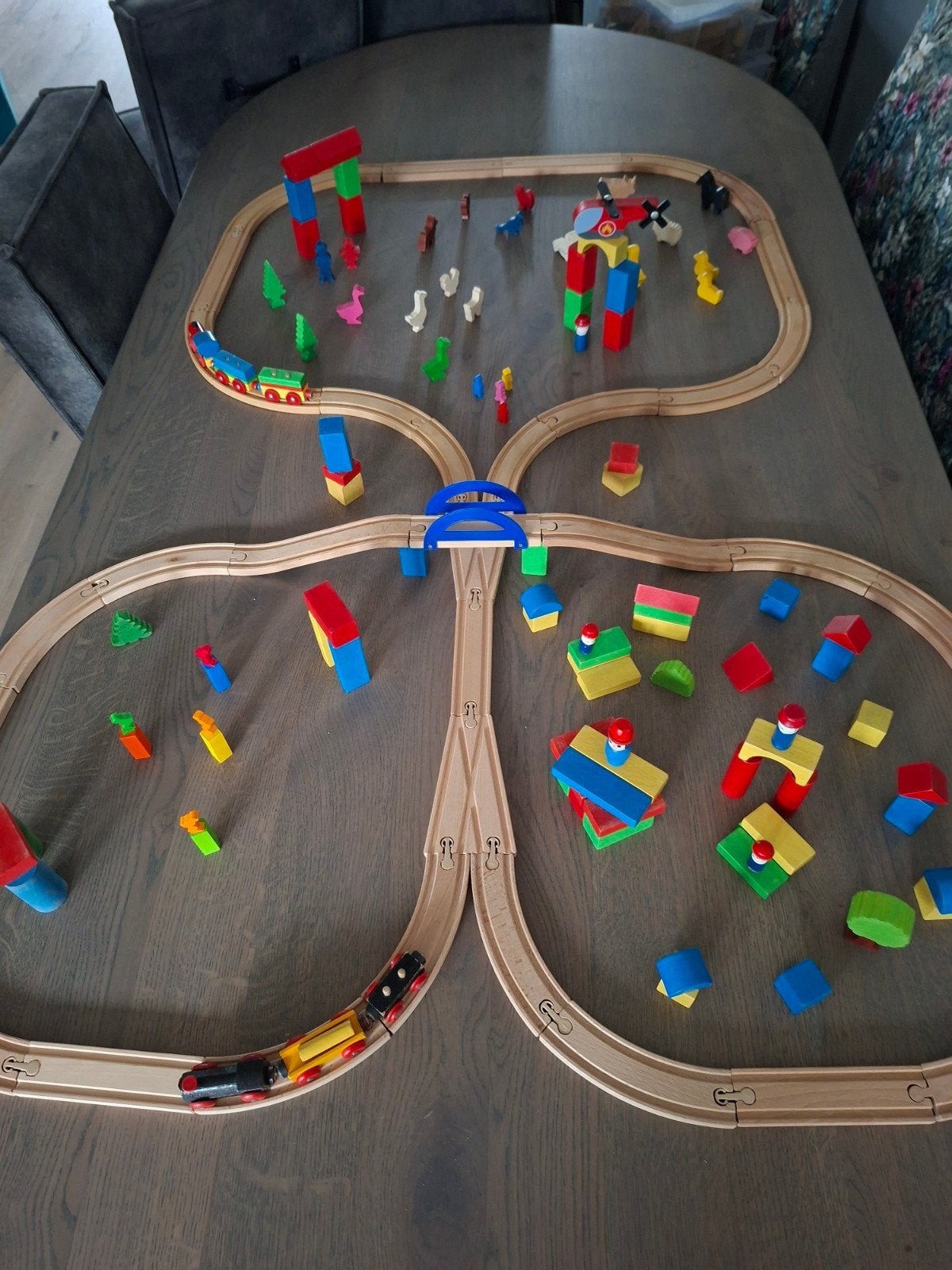 Grote houten treinbaan brug 2x treinset dieren accessoires, Kinderen en Baby's, Ophalen of Verzenden, Gebruikt