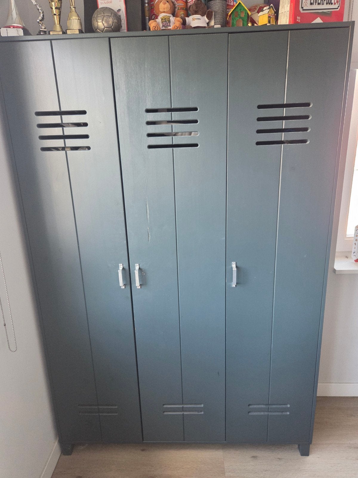 Donkergrijze houten ruime kledingkast., Ophalen, Gebruikt, Stoer, locker, hout