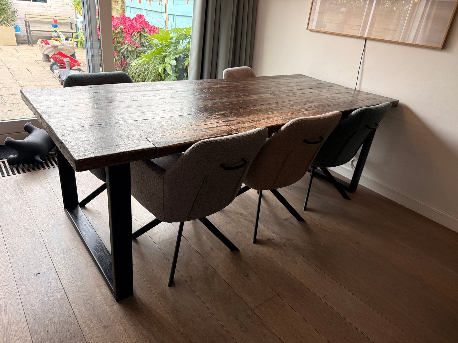 Robuuste houten eettafel met metalen onderstel (240 cm), Huis en Inrichting, Tafels | Eettafels, Ophalen, Gebruikt, 100 tot 150 cm