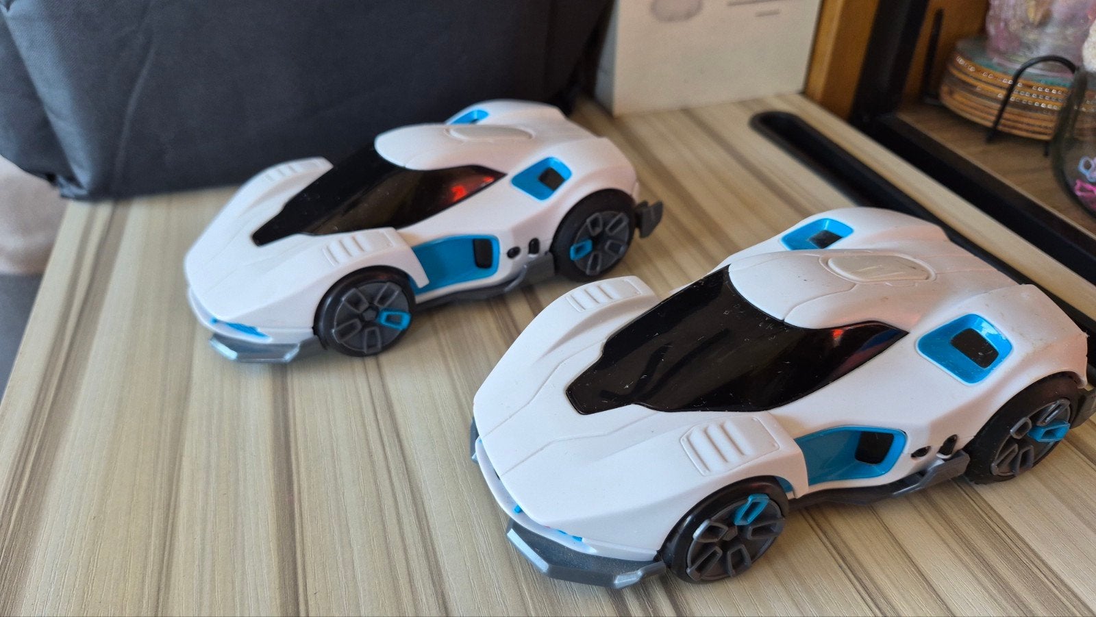 2x Bestuurbare raceauto's - Wit/Blauw, Kinderen en Baby's, Speelgoed | Speelgoedvoertuigen, Ophalen of Verzenden, Gebruikt