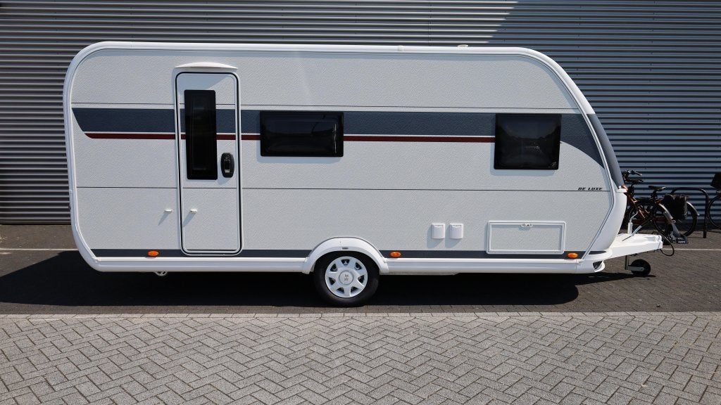 Hobby De Luxe 490 KMF NIEUW 2027 NIEUW, Caravans en Kamperen, Schokbreker, Dwarsbed, Hobby, Bedrijf