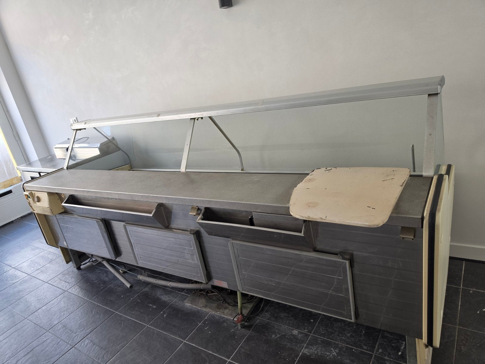 Grote professionele koelvitrine / koeltoonbank horeca, Zakelijke goederen, Exploitaties en Overnames
