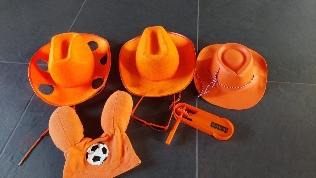 Oranje attributen hoofdeksels, ratel en zonnebril, Ophalen of Verzenden, Gebruikt, Overige typen, Oranje of Koningsdag