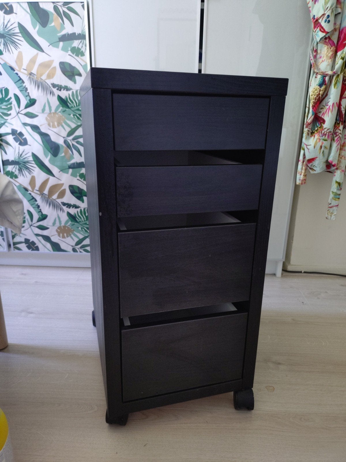 IKEA MICKE ladeblok op wielen, zwartbruin, 4 laden, Ophalen, Minder dan 50 cm, Gebruikt, 3 of 4 laden