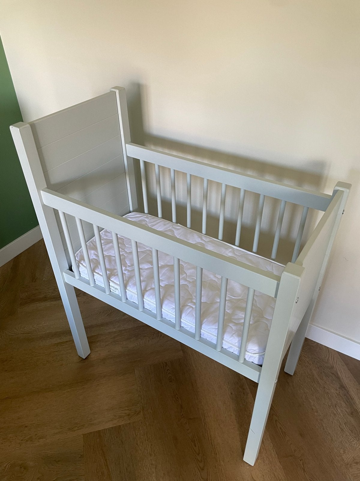Houten wiegje met matras en AeroSleep matrasbeschermer, Kinderen en Baby's, Babywiegjes en Ledikanten, Ophalen of Verzenden, Gebruikt