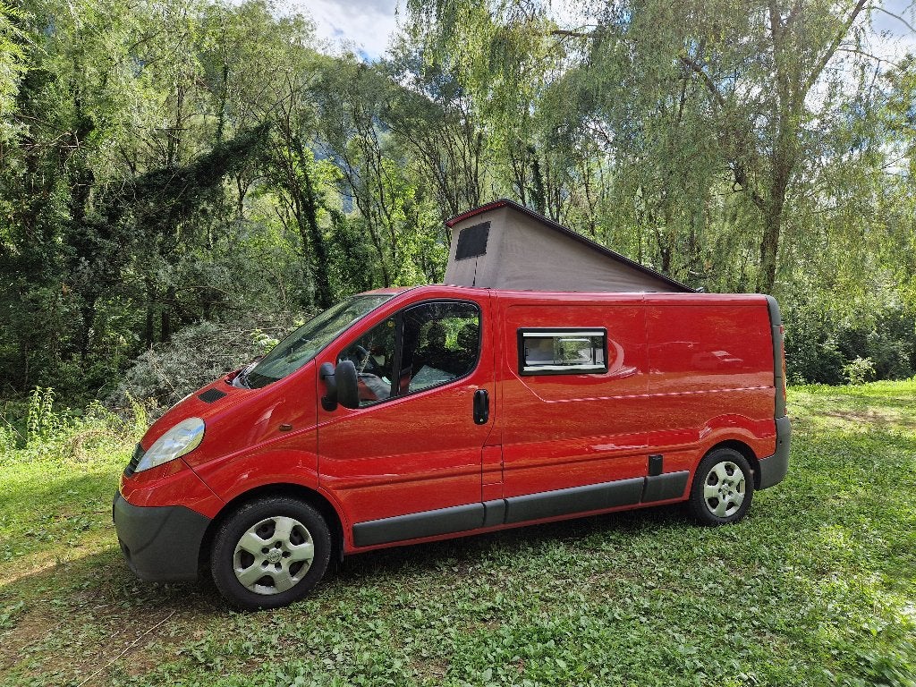 Opel vivaro bus camper, Auto's, 4 cilinders, 2000 kg, 6 stoelen, Euro 4