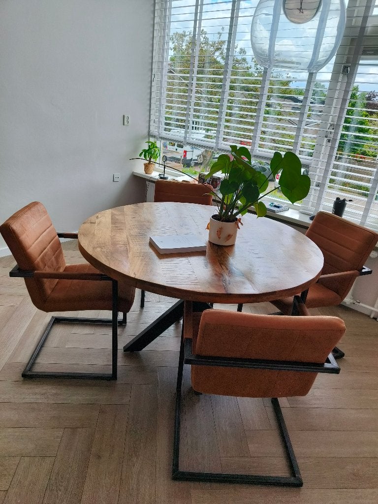 Industriële eettafel rond mangohout + 4 stoelen (cognac), Huis en Inrichting, Tafels | Eettafels, Gebruikt, Rond, Vier personen