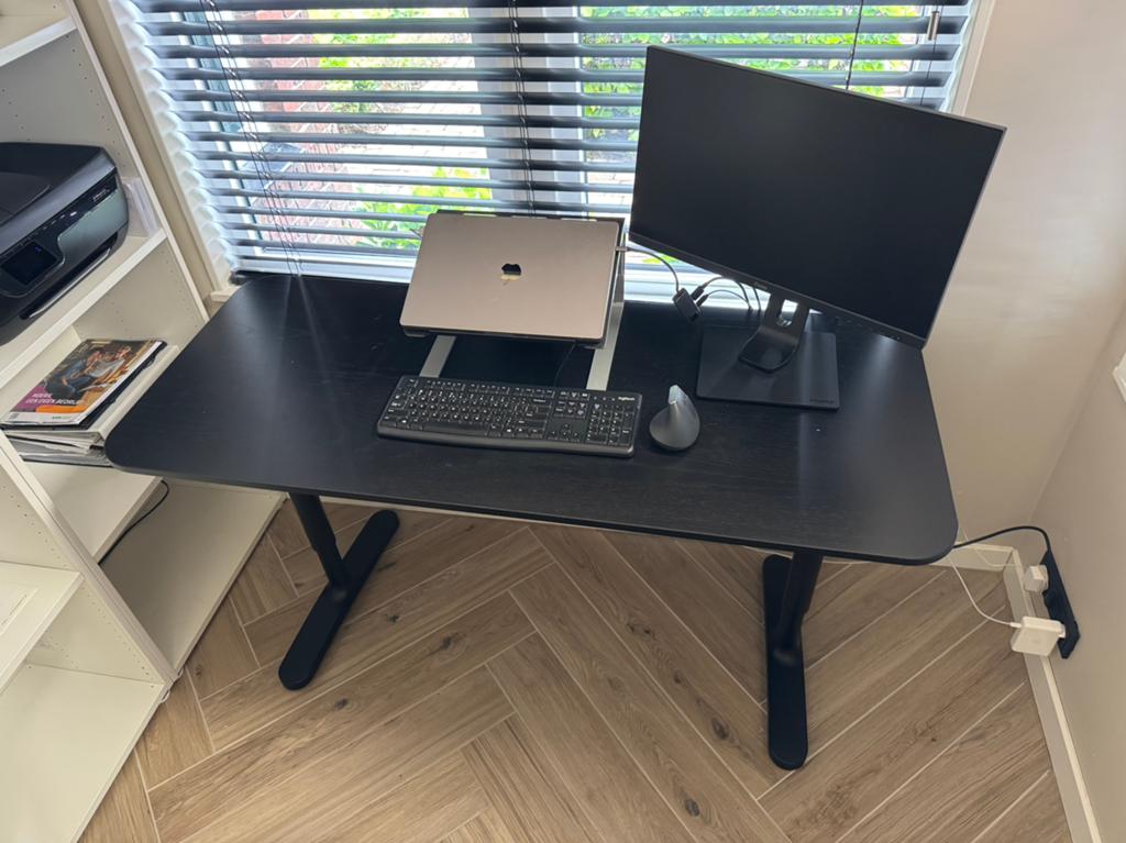 IKEA Bekant bureau 140x60 zwart, Huis en Inrichting, Bureaus, Ophalen, In hoogte verstelbaar, Gebruikt