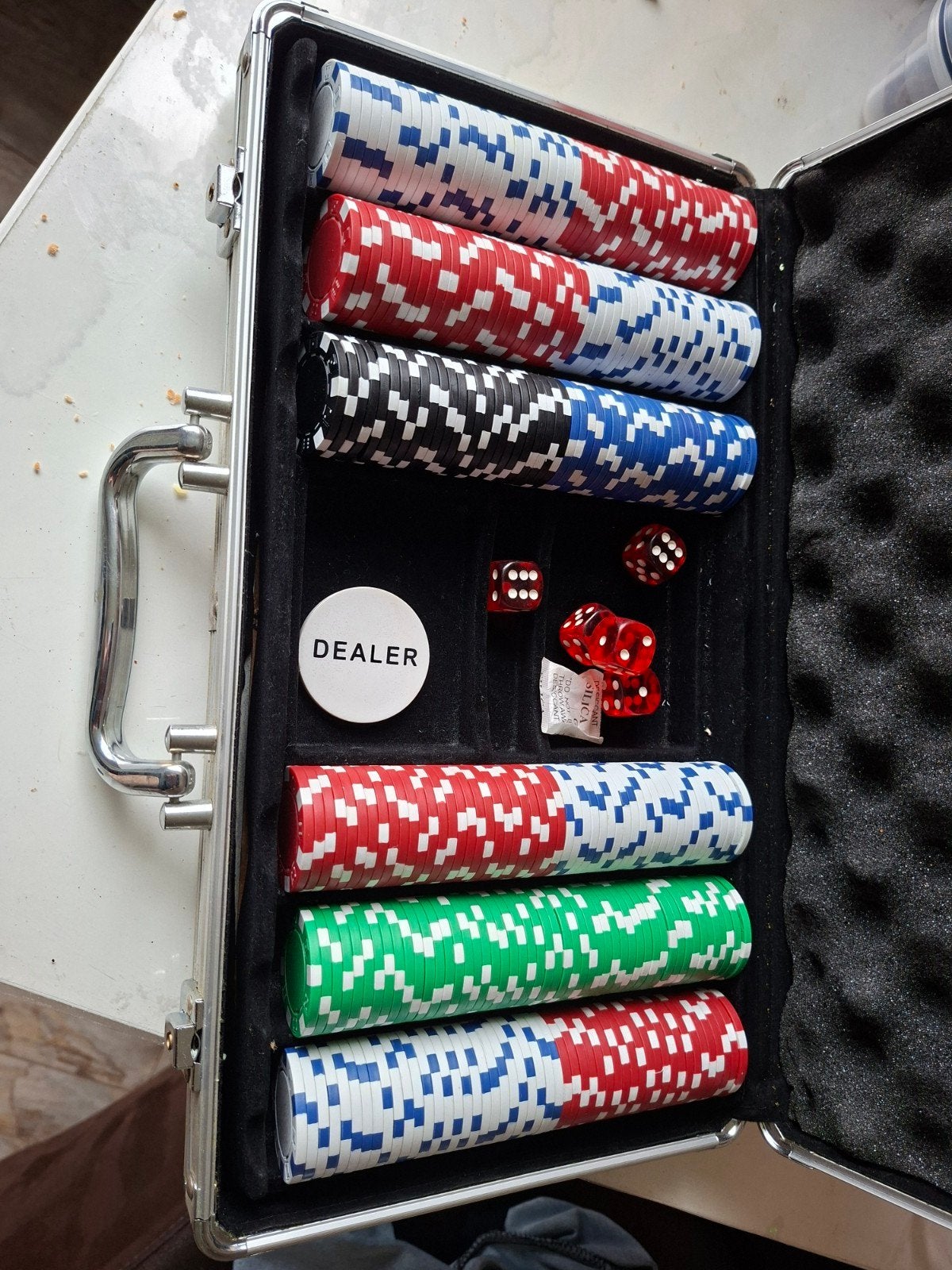Pokerset met fiches en dobbelstenen in koffer, Drie of vier spelers, Ophalen of Verzenden, Gebruikt, Onbekend