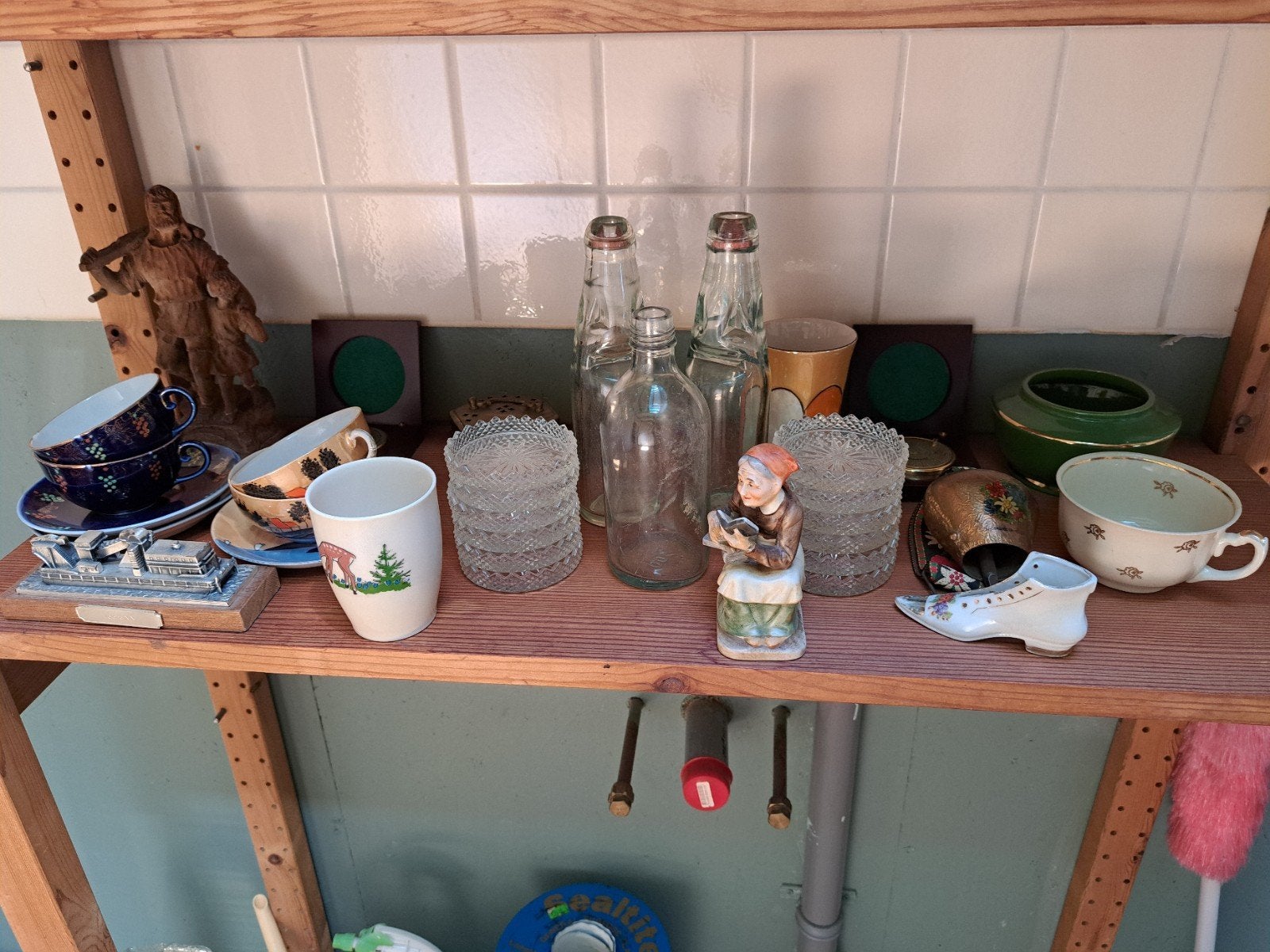 Diverse verzameling van antieke en decoratieve items, Ophalen