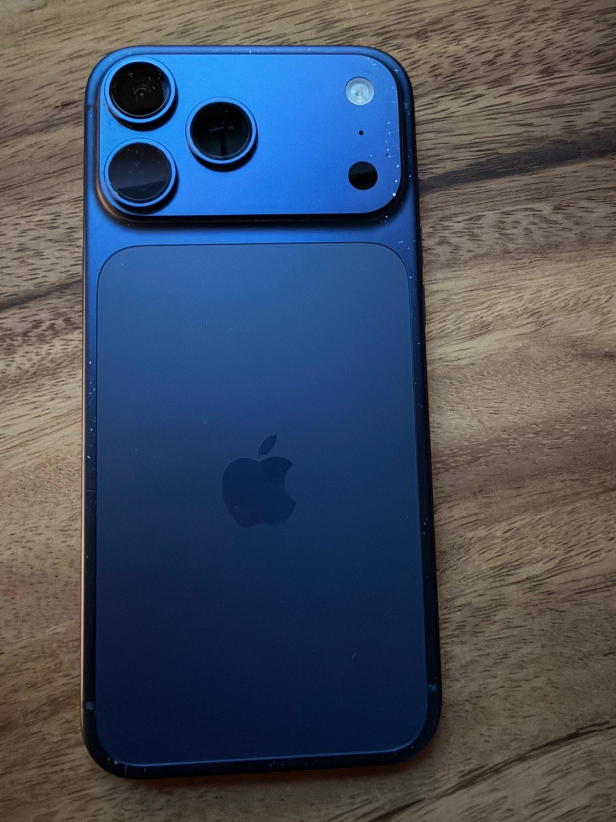 Foto 4 van Iphone pro max 17 deep blue 256GB/ 100% batterij