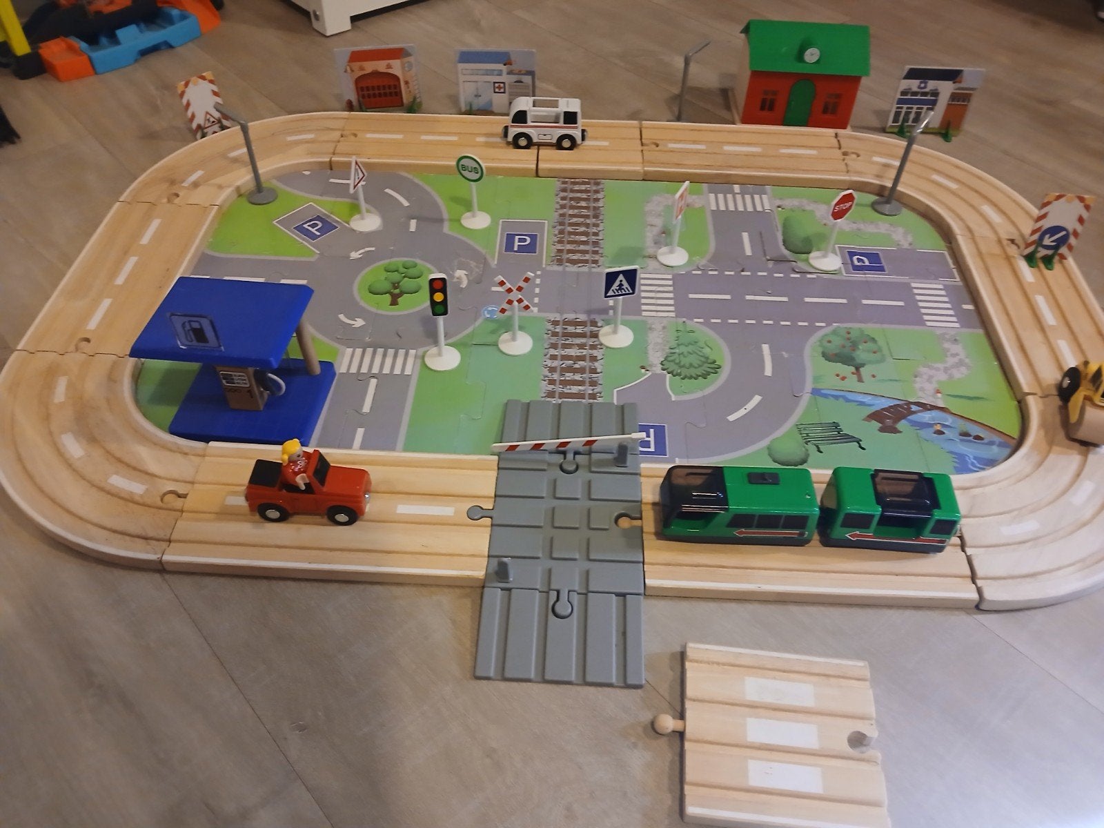 Houten Treinbaan en Straten Speelset met Auto's, Ophalen, Gebruikt