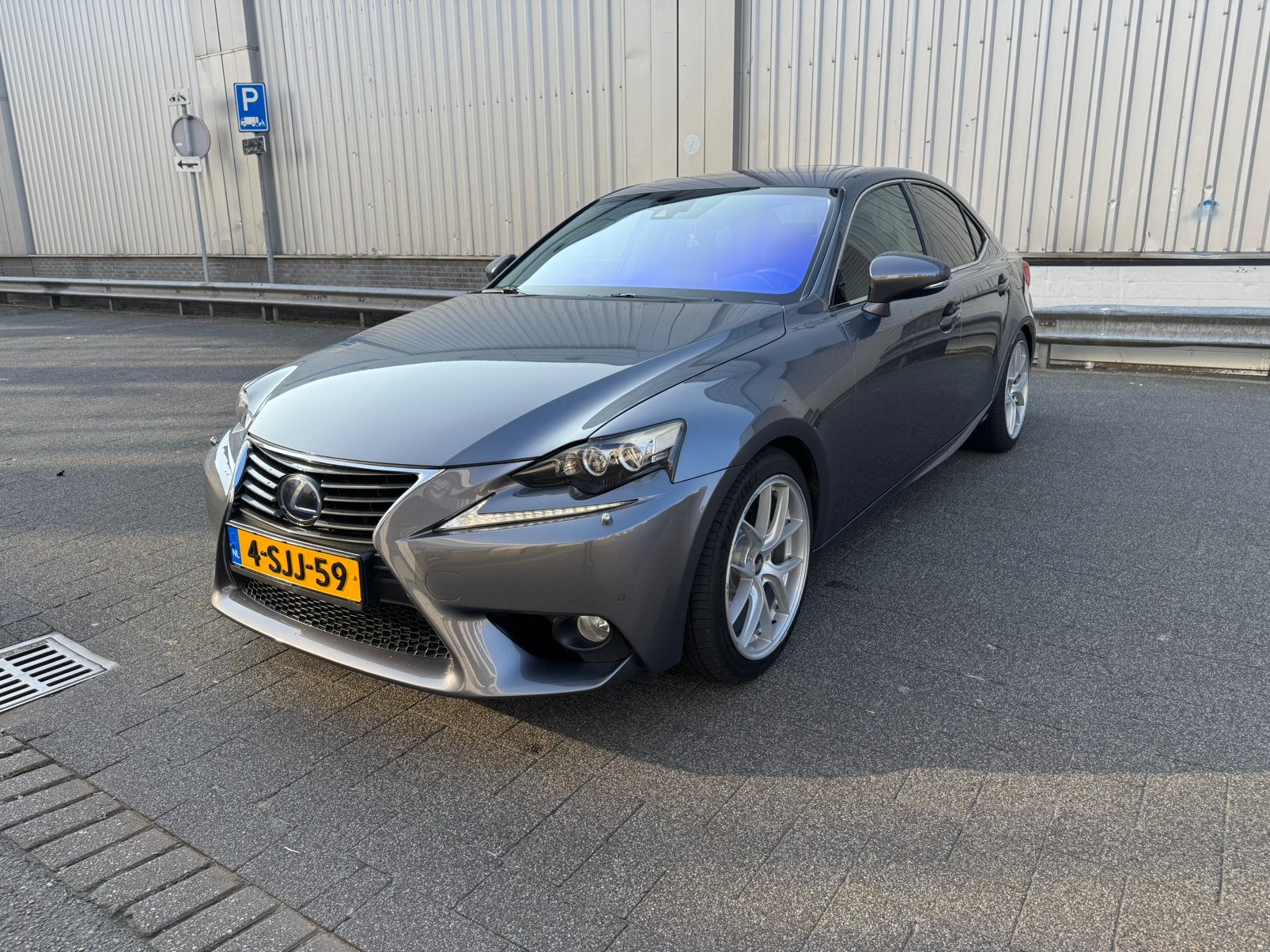 Lexus IS 300H 2.5 Hybrid CVT 2013 Grijs, Auto's, Lexus, Achterwielaandrijving, 750 kg, 181 pk, Origineel Nederlands