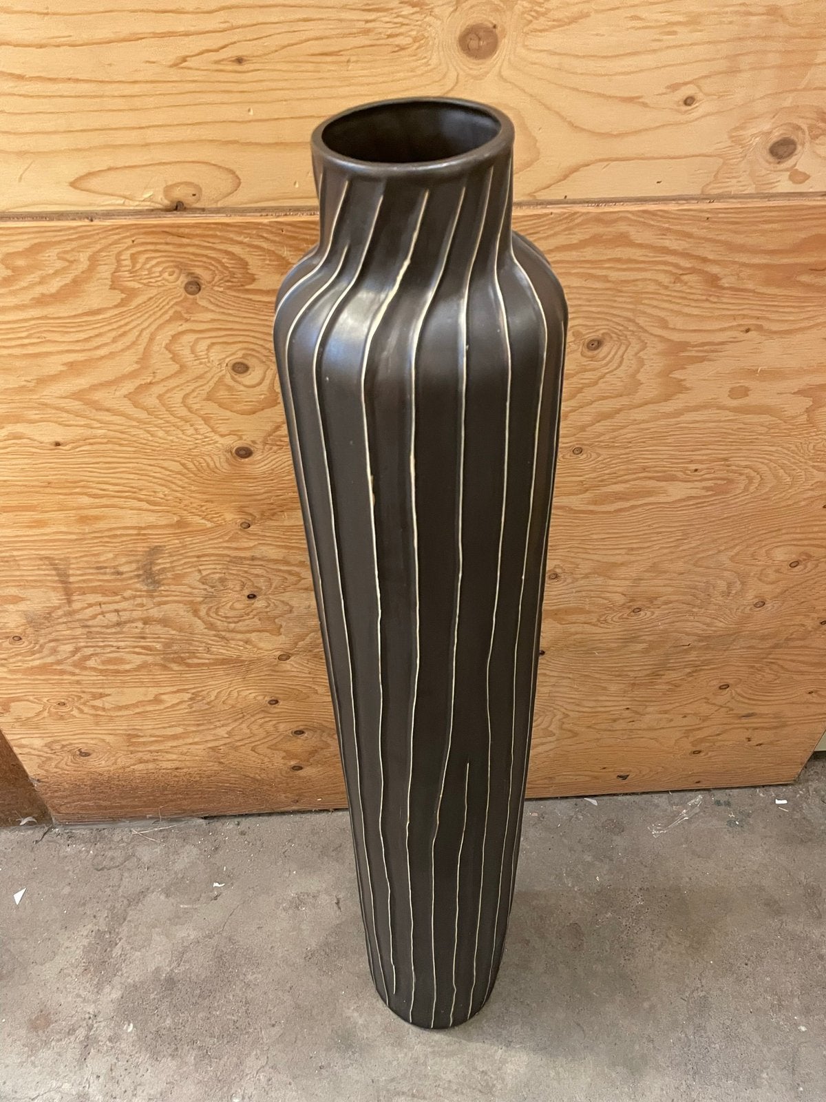 Vaas 124 cm lang, Keramiek, Donkerbruin/zwart, witte strepen, Huis en Inrichting, Ophalen of Verzenden, Zo goed als nieuw, Zwart
