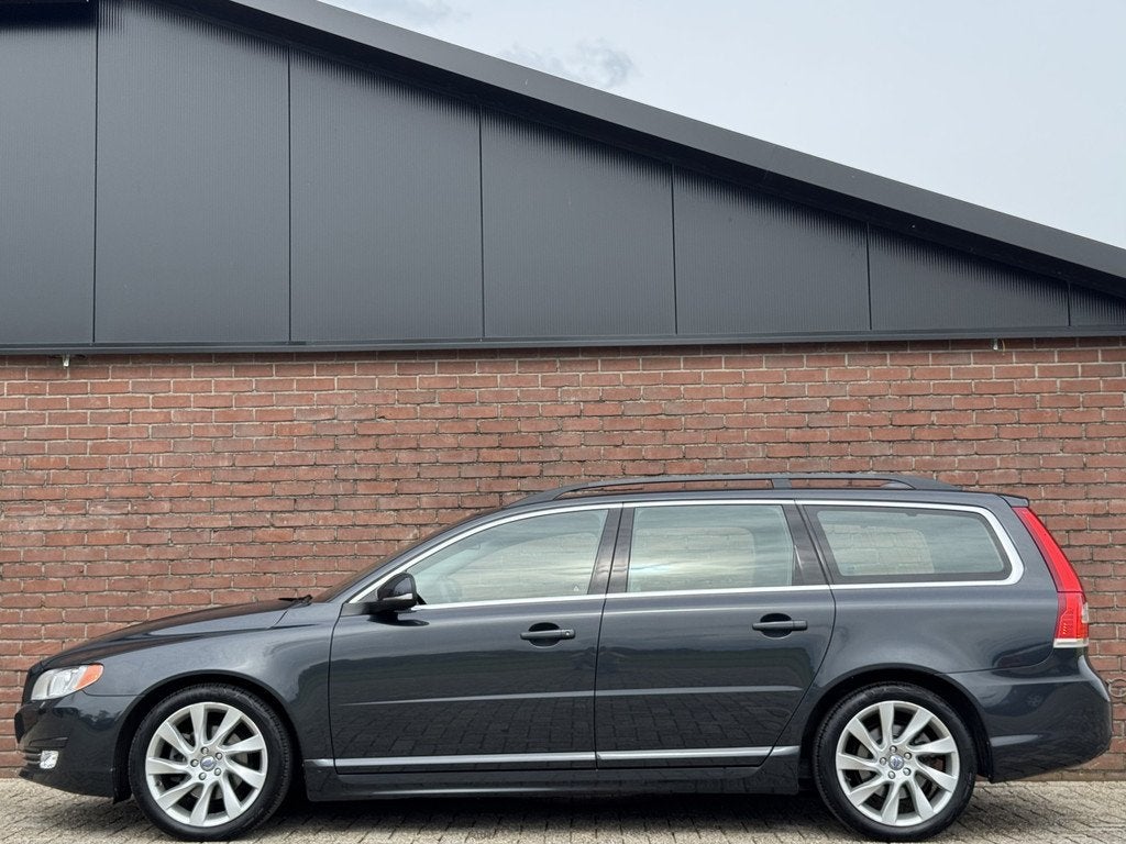 Volvo V70 1.6 T4 MOMENTUM | NL-AUTO! | DEALER OH! | LEDER!, Auto's, Volvo, Euro 5, Beige, 4 cilinders, 179 pk