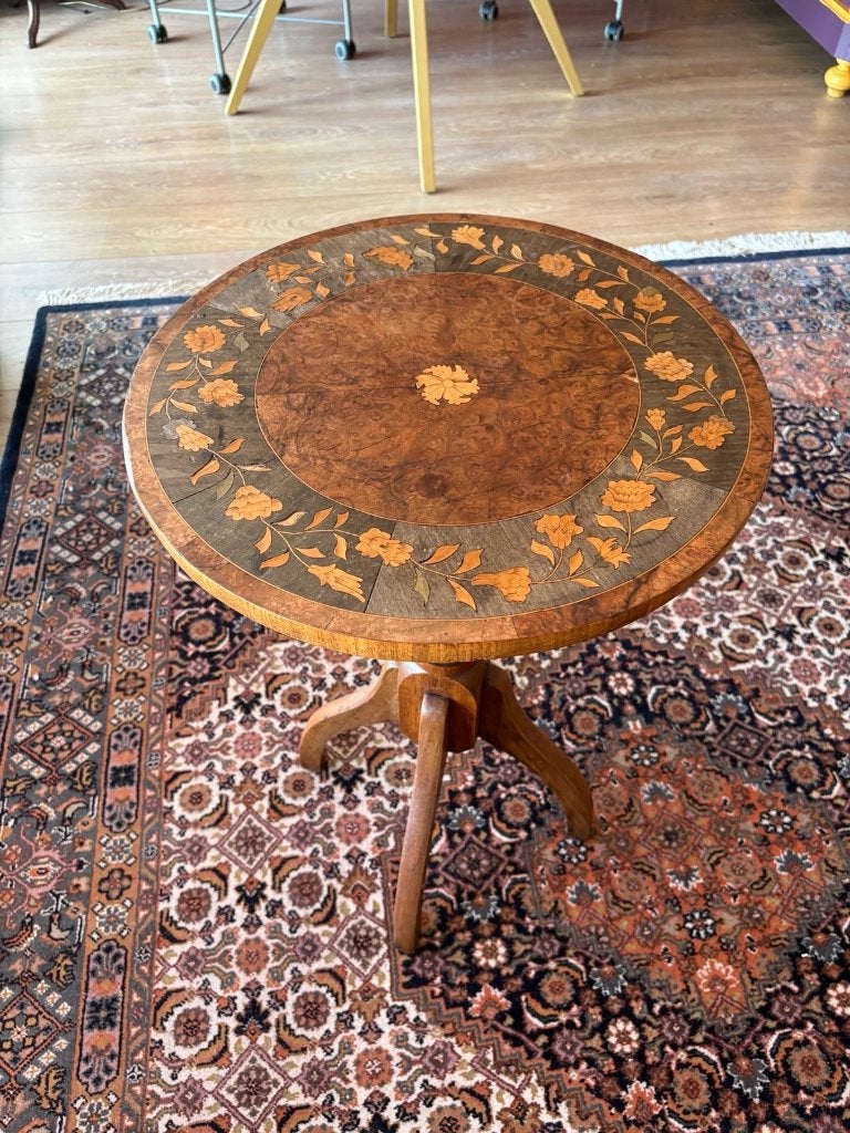 Antieke tafel met in het blad ingelegde bloemmotieven., Ophalen