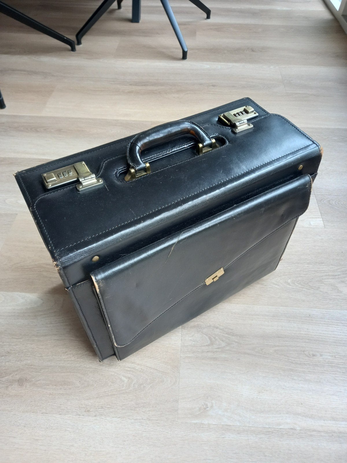 Zwarte leren pilotenkoffer met cijfersloten, Ophalen, 40 tot 60 cm, Gebruikt, 20 tot 30 cm