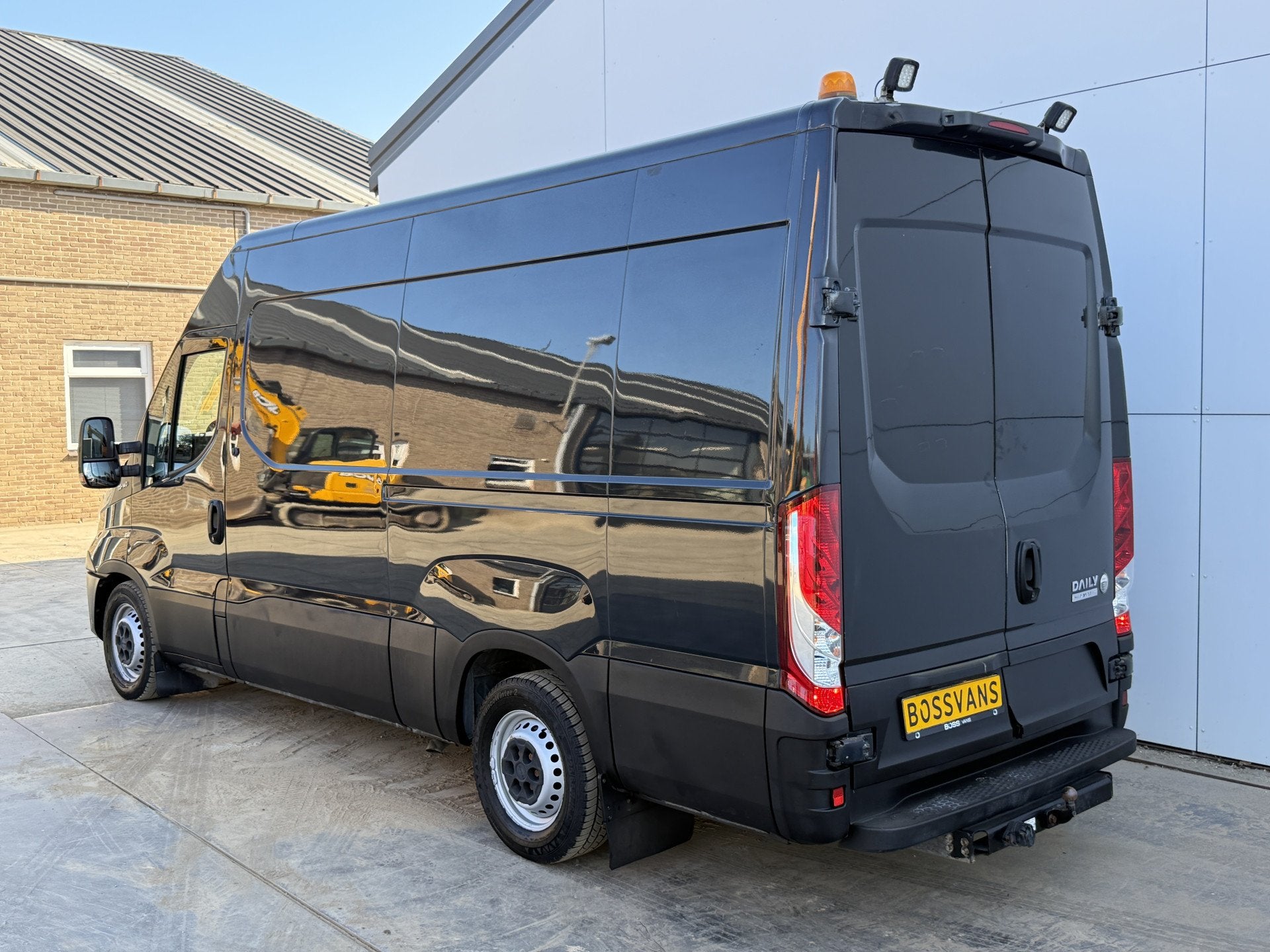 Iveco Daily 35S14 2.3 Automaat L2H2 Climate Control Cruise C, Auto's, Automaat, Achterwielaandrijving, Gebruikt, Zwart