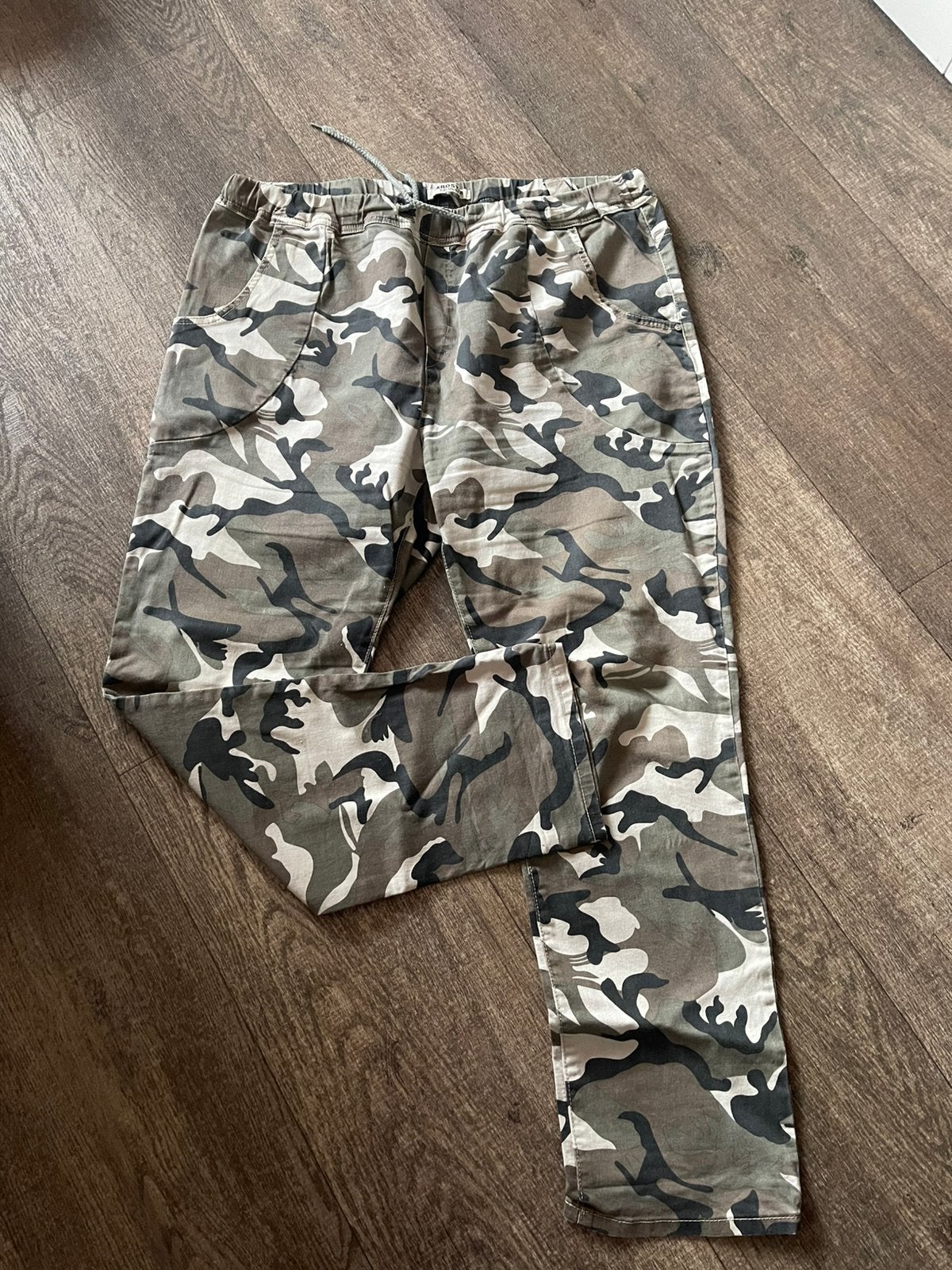 Stoere camouflage broek Karostar 50, Ophalen of Verzenden, Zo goed als nieuw, Groen, Broek of Spijkerbroek