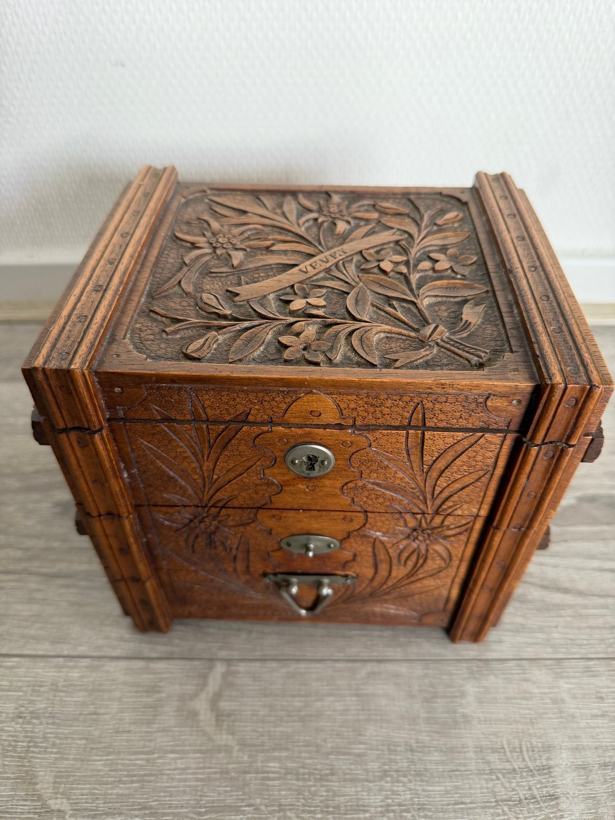 Antiek Handbewerkt Sieradendoosje uit Vevey Hout, Antiek en Kunst, Ophalen of Verzenden