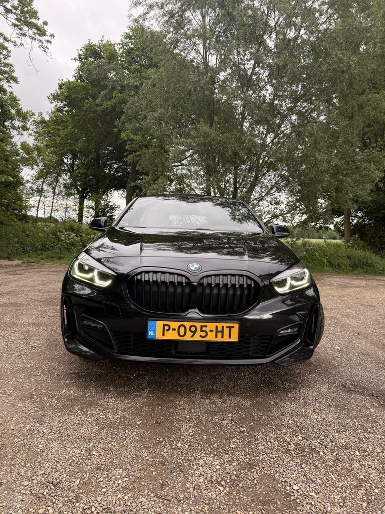 BMW 1-Serie 118i 136pk Aut 2022 Zwart, Auto's, BMW, Particulier, 1-Serie, Achteruitrijcamera, Adaptieve lichten, Airconditioning