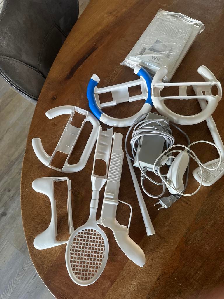 Wii accessoires set met stuur, tennisracket en geweer, Ophalen of Verzenden, Gebruikt