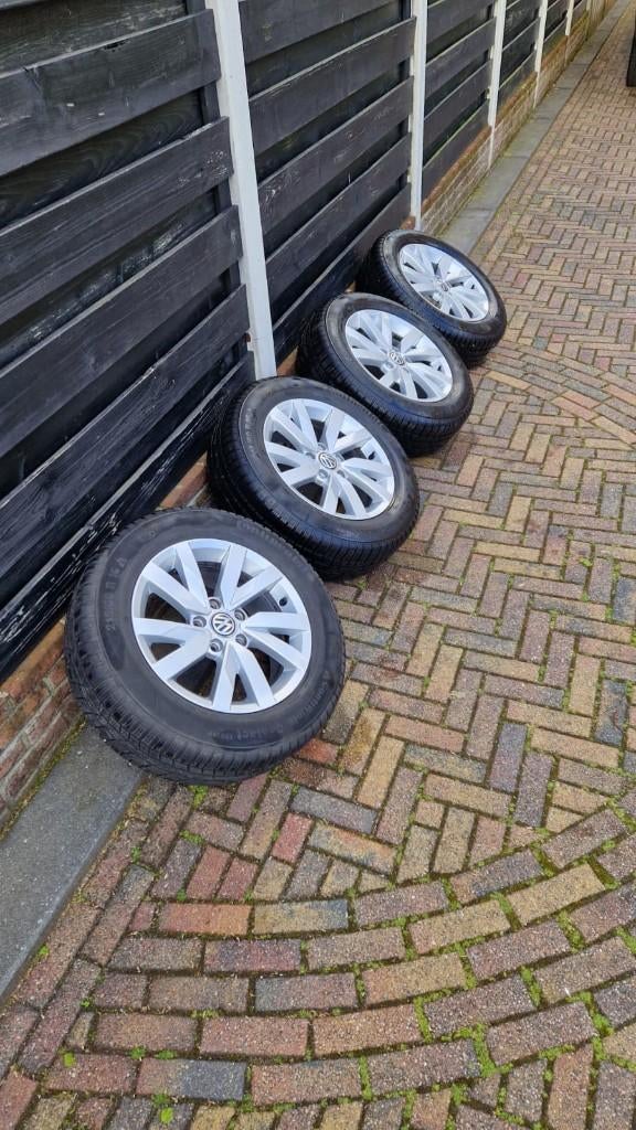 VW 16 inch lichtmetalen velgen met winterbanden 215/60 R16, Auto-onderdelen, Ophalen, Velg(en), 16 inch, Winterbanden