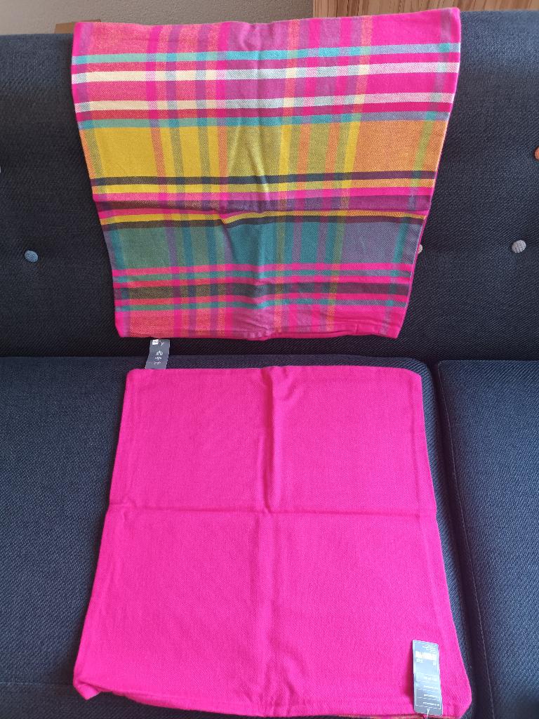 NIEUW Kussenhoezen fuchsia (roze) met multicolor 2x, Ophalen, Nieuw, Roze, Vierkant