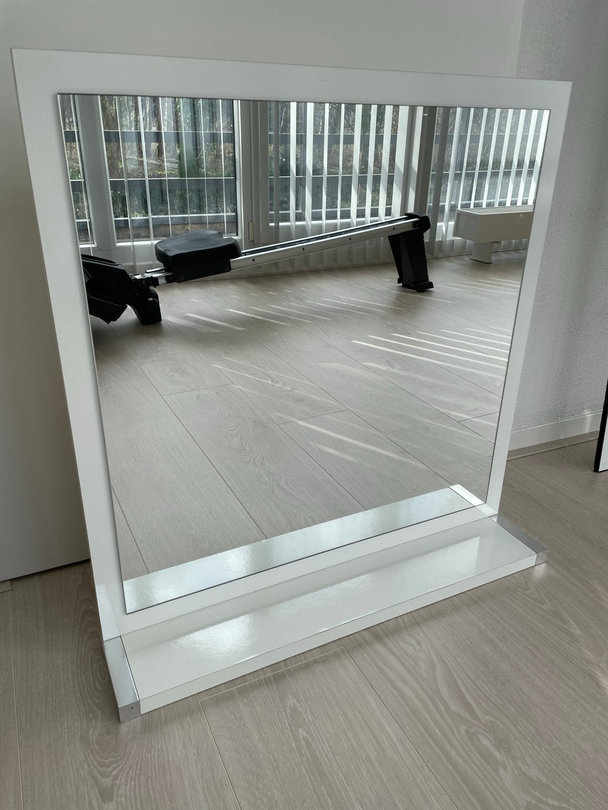 spiegel met wit houten frame en planchet, Ophalen, Zo goed als nieuw, Rechthoekig, 50 tot 75 cm